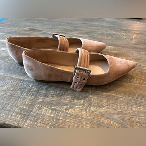 Sand colored pointy toe Steve Madden flats size 8